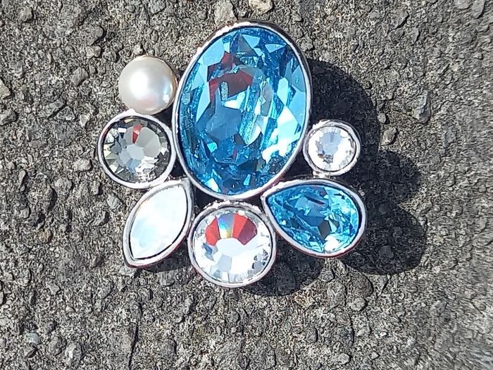 Vintage jewelry is sold individually for 5 to 10 euros