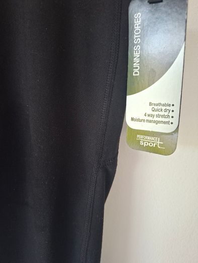 Capri length fitted sports bottoms