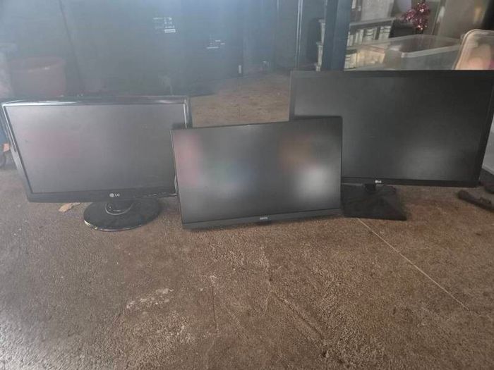 3 monitors - all working