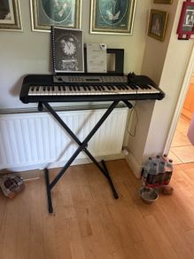 Keyboard Yamaha with stand