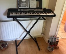 Keyboard Yamaha with stand