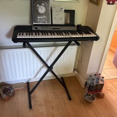Keyboard Yamaha with stand