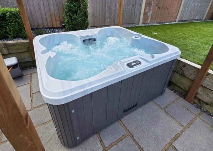 New 4-5 Person Hot Tubs