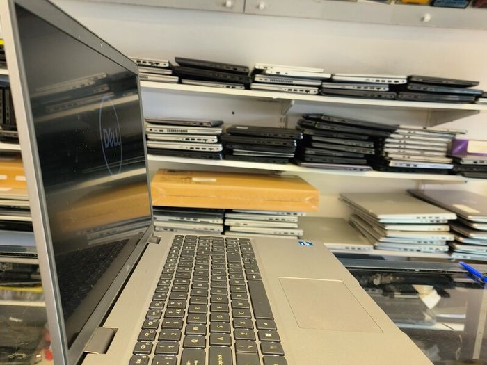 Dell Latitude 5520 (11th Gen) Intel i5 1145G7 2.60GHz 16GB RAM 256GB SSD 15.6" Windows 11 Pro (SALE PRICE)