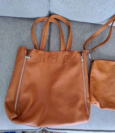 Large Tote Handbag new with smaller inner bag with adjustable and interchangeable shoulder strap in excellent condition with no issues and new and never used FREE STANDARD POSTAGE INCLUDED