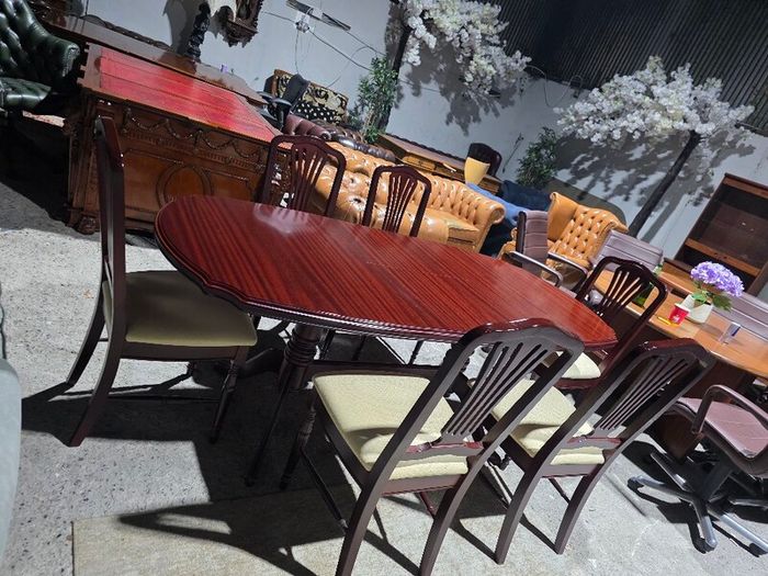 Extendable table +6 chairs