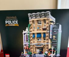 lego modular police Station 10278