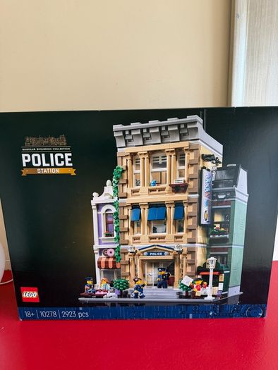 lego modular police Station 10278