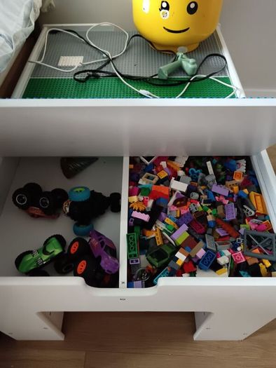 lego table and lego included