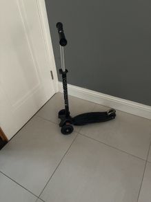 Genuine Maxi Micro 3-Wheel Scooter (Black)
