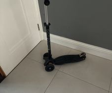 Genuine Maxi Micro 3-Wheel Scooter (Black)