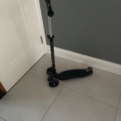 Genuine Maxi Micro 3-Wheel Scooter (Black)