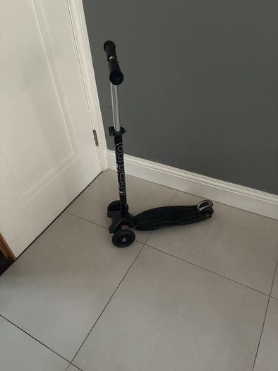 Genuine Maxi Micro 3-Wheel Scooter (Black)