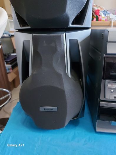 Philips Mini HIFI Systejm, Model FW530C, Radio, 3 CD changer and Dual Tape, in excellent cosmetic condition