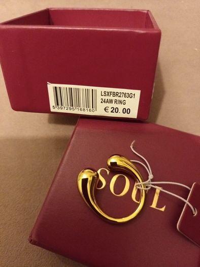 ladies  gold tone ring @Carraig Donn
