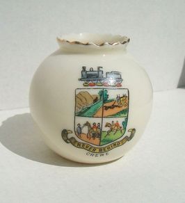 CREWE TOWN CRESTED CHINA VASE (Wiltshaw & Robinson Ltd, Stoke on Trent) - Carlton China vase with Crewe town coat-of-arms