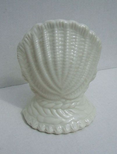 NEWPORT MON TOWN CRESTED CHINA VASE (Wiltshaw & Robinson Ltd, Stoke on Trent) - Carlton China shell with Newport town coat-of-arms (Wales)