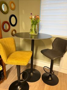 Bar table and 2 stools