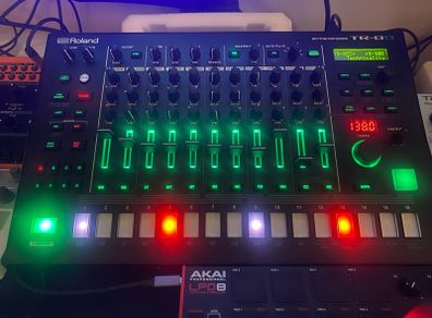 Roland Tr8s Drum Machine