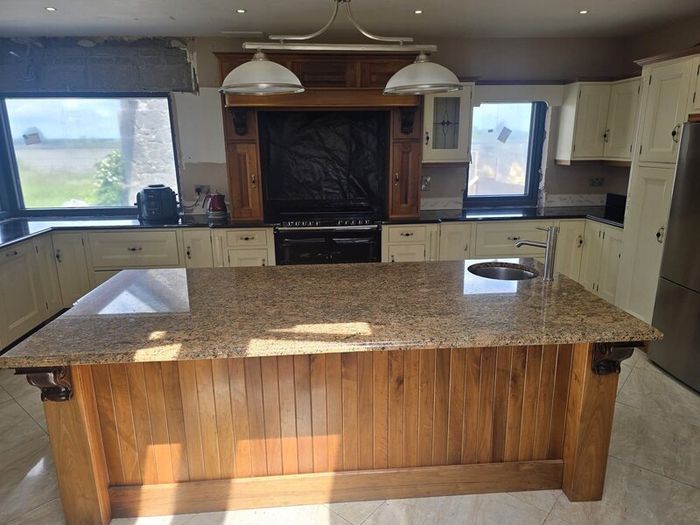 Luxury in-frame kitchen with granite worktops