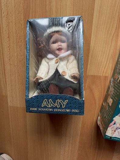 Selection of 8 beautiful porcelain and Victorian-style collectable dolls
