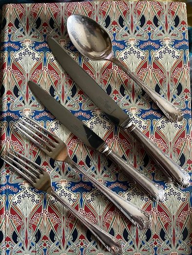 Silverplated Cutlery Set Robert and Belk- 40 pieces