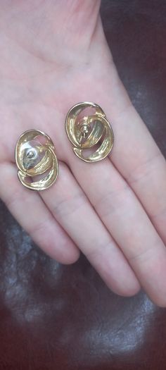 Vintage jewelry is sold individually for 5 to 10 euros