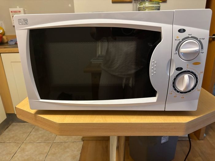 Curry's essentials microwave