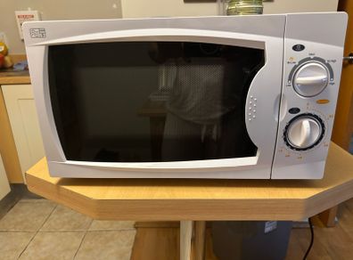 Curry's essentials microwave