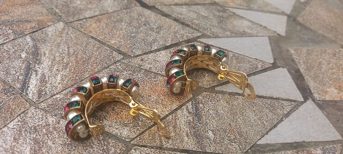 Vintage jewelry is sold individually for 5 to 10 euros