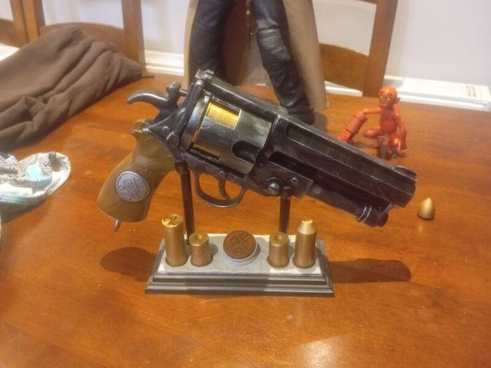 Hellboy 1:1 scale gun with base and bullets