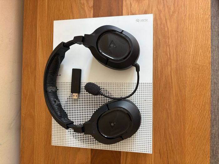 Xbox One S with wireless Turtle Beach Gaming Headset