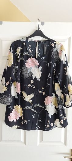 PLUS SIZE (22) Floral/Bird Blouse. New