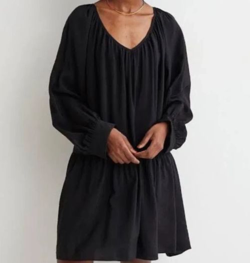 Unworn H&M Flowy Airy Summer Black Long Sleeves Dress