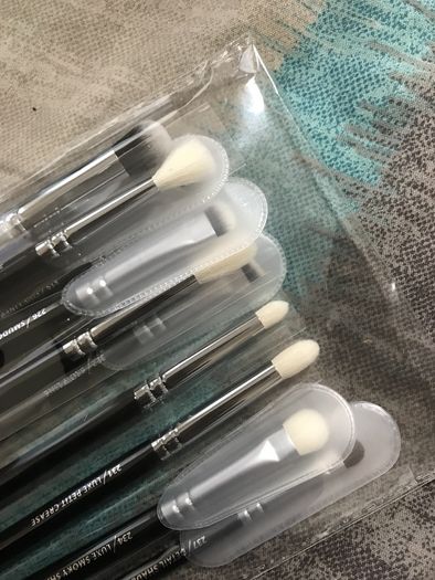 brand new 100% genuine Zoeva complete eye set 12 brushes + clutch