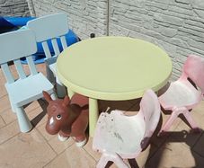 kids table and chairs