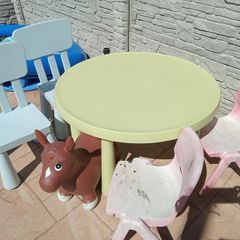kids table and chairs