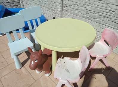 kids table and chairs