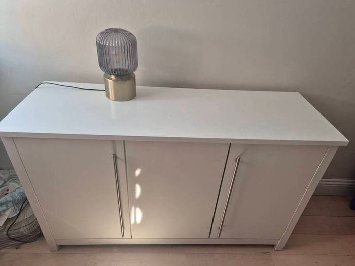 white high gloss unit