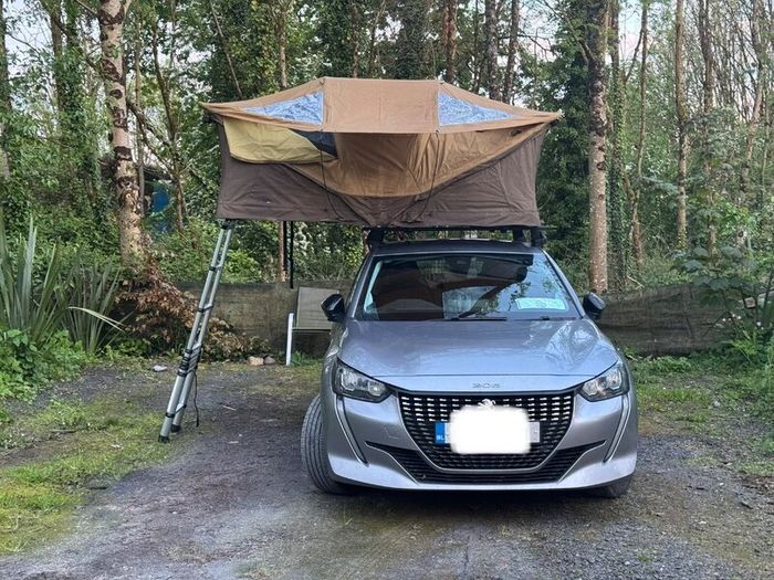 Thule Approach Rooftop Tent  Like New + (2) Bonus