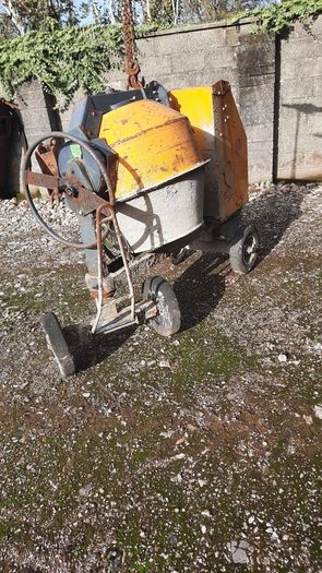 Diesel 4 barrow mixer- excellent condition- key and pull start
