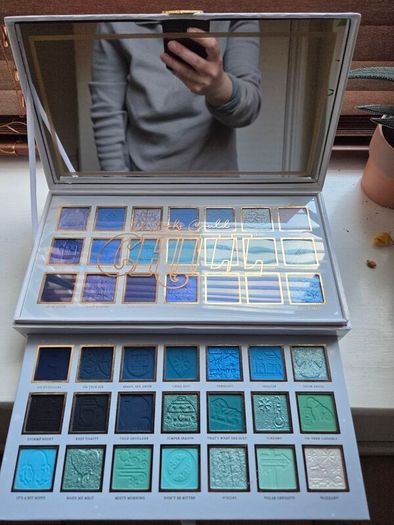 Plouise chill eyeshadow palled