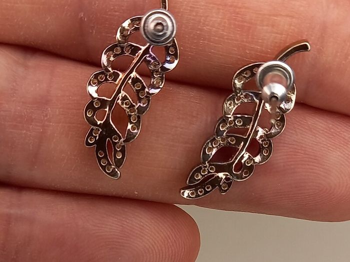 Vintage jewelry is sold individually for 5 to 10 euros