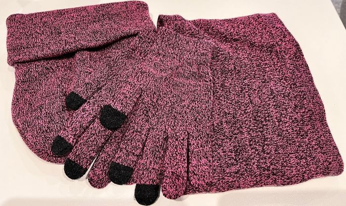 Beanie, gloves and snood set