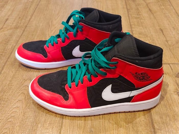 Nike Air Jordan 1  Mid:    SIZE US 10.5 / UK 9.5