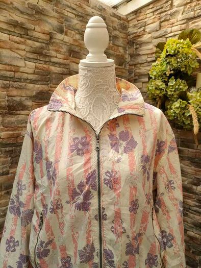 Vintage 80s/90s Killtec windbreaker  Size 36 / Small  Light weight  Full zip 2 zip pockets  Draw strings at the waist