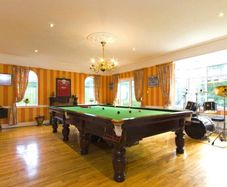 Full sized snooker/pool table
