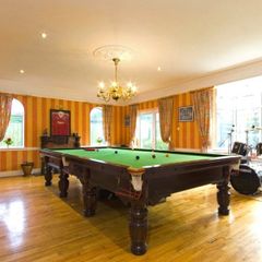 Full sized snooker/pool table