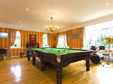 Full sized snooker/pool table