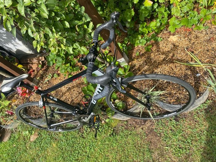 Like new Giant Defy 5 ML 700x25c wheels 2x8=16 speed 21 inch frame very good condition